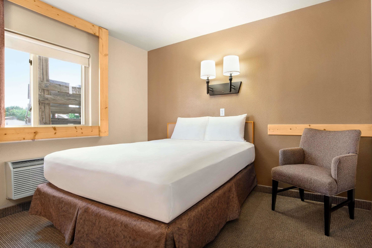 Bedroom 2, Travelodge by Wyndham Guernsey, Platte