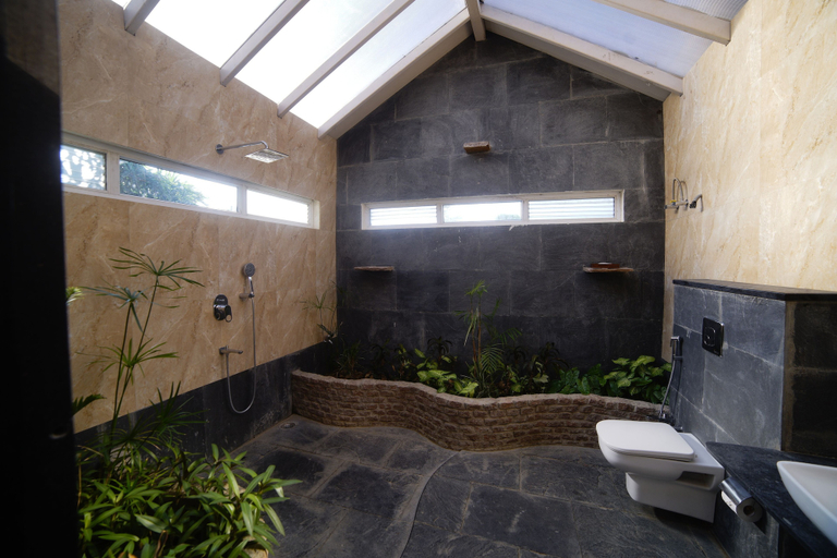 Bathroom, Regenta Resort Aranyaani, Seoni