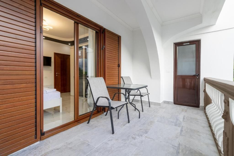 Others 5, Apart Hotel President