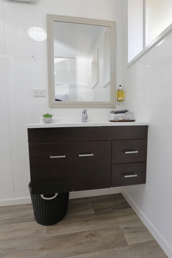 Bathroom 4, Aden Motel, Southland