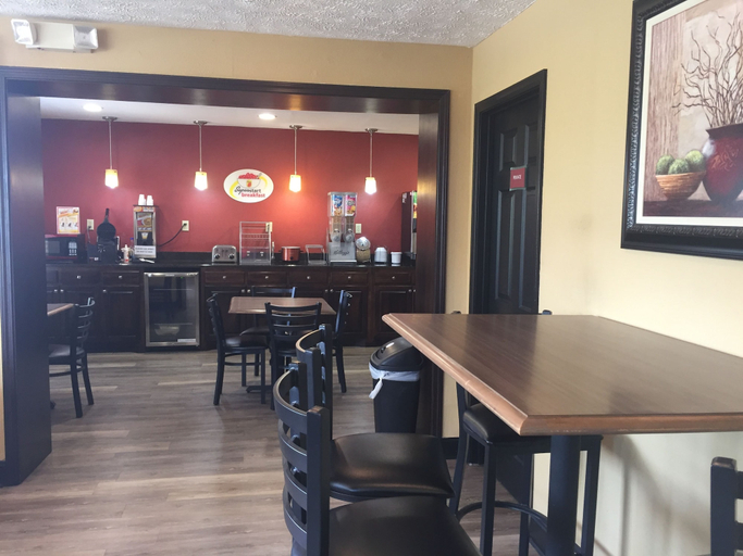 Food & Drinks 5, Super 8 By Wyndham Jackson, Madison