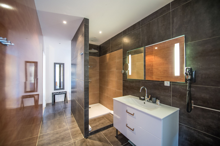 Bathroom 5, Swim Lodge Hotel Porto Vecchio, Corse-du-Sud
