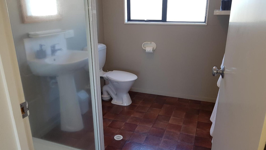 Bathroom 5, Palm Court Motel, Otorohanga