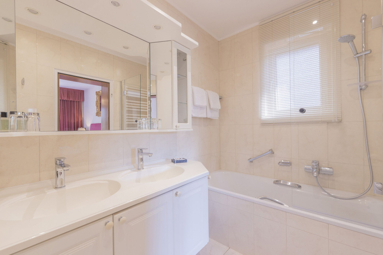Bathroom 5, Hotel Furian, Gmunden
