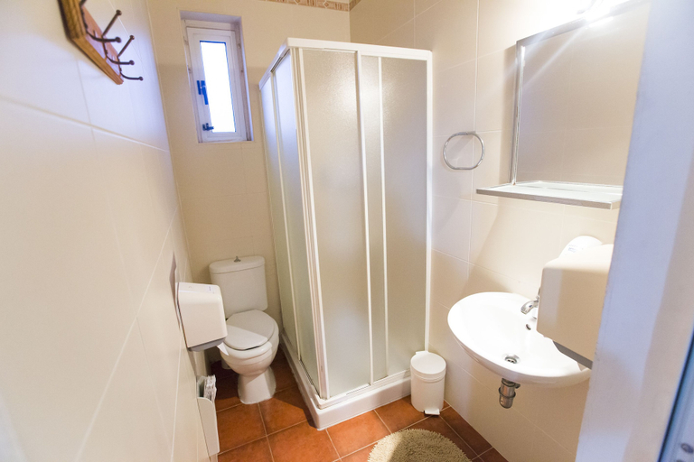 Bathroom 3, Granny's Inn - Hostel