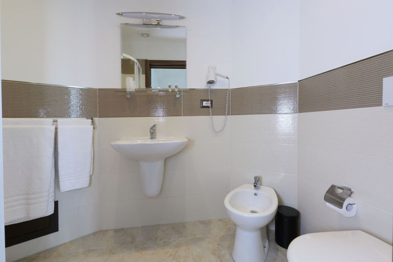 Bathroom 4, Hotel Villa Astoria, Messina