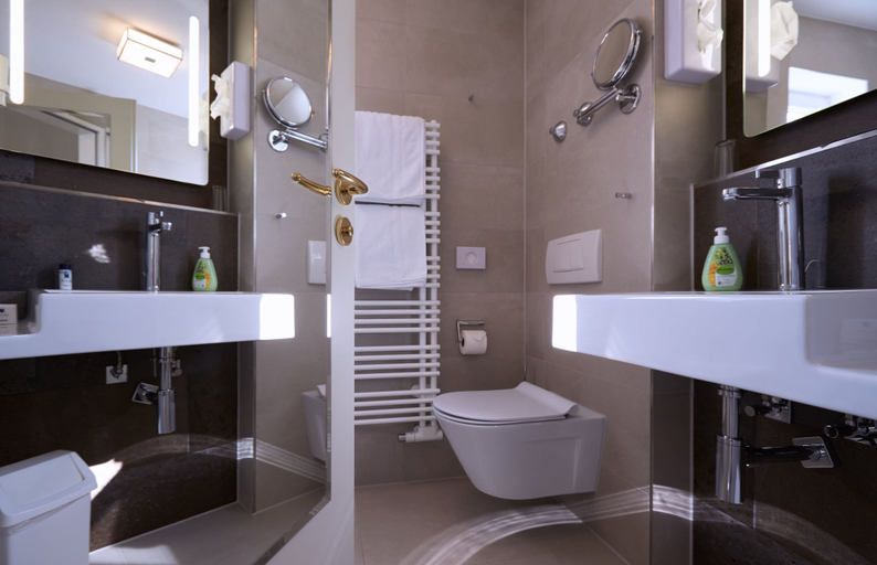 Bathroom 5, Hotel Alter Wirt, Freising