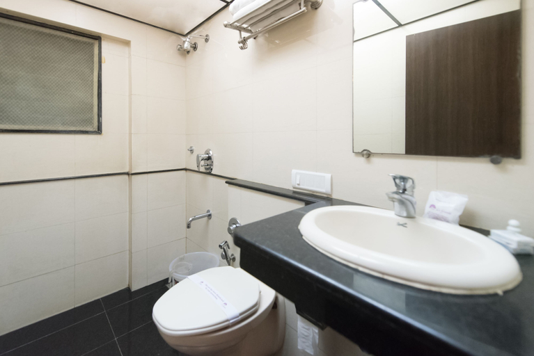 Bathroom 5, Hotel Le Grande - Mumbai International Airport, Mumbai Suburban
