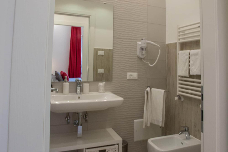 Bathroom 5, On Michele Guest house, Napoli