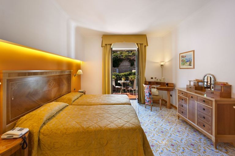 Bedroom 4, Grand Hotel President, Napoli