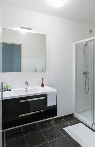 Bathroom 4, Ténéo Apparthotel Talence - Arthéna, Gironde