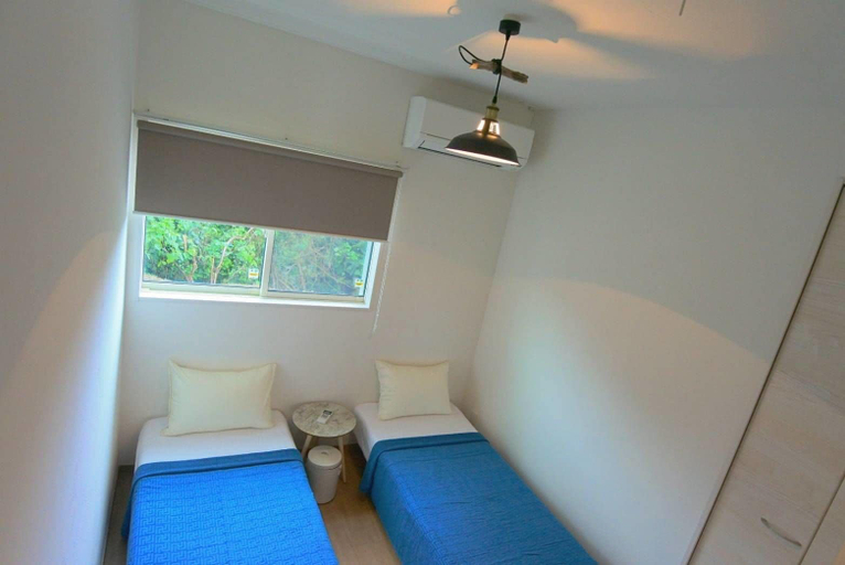 Bedroom 4, guest house Holoholo beach side - Hostel, Ishigaki
