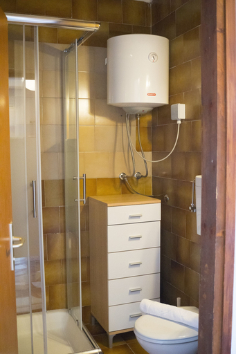 Bathroom 4, Victorious VIScovery Red, Vis