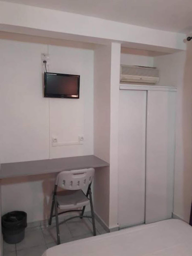 Bedroom 3, Hotel Du Centre, Saint-Denis
