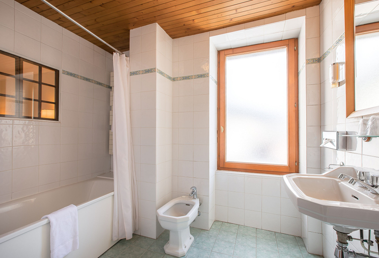 Bathroom 4, La Croix-Blanche, Haute-Savoie