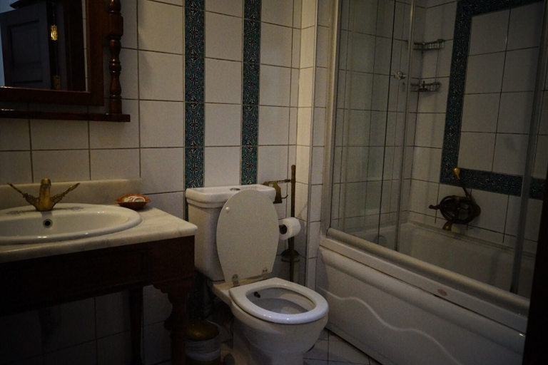 Bathroom 5, Aruna Hotel, Fatih
