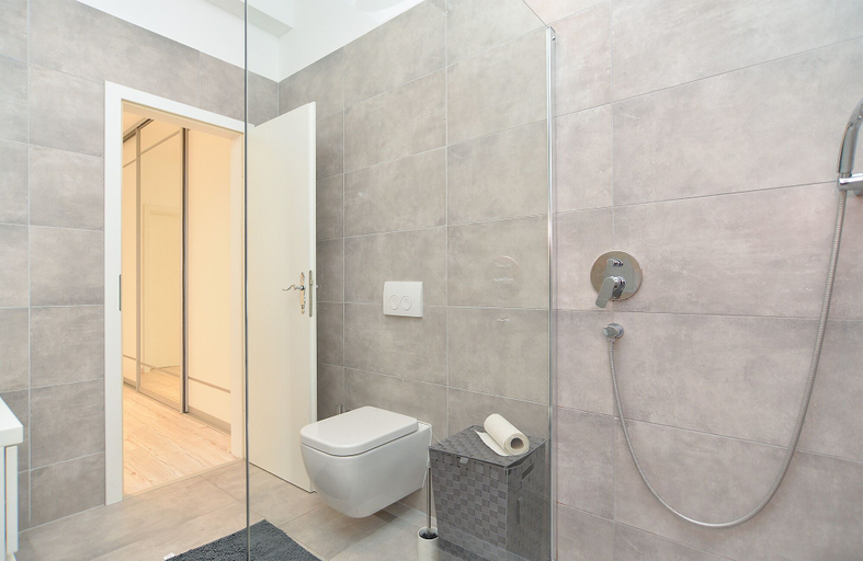 Bathroom 4, House 1231, Pula