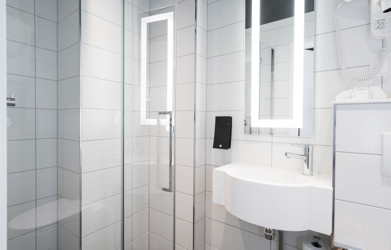 Bathroom 3, Thon Hotel Spectrum, Oslo