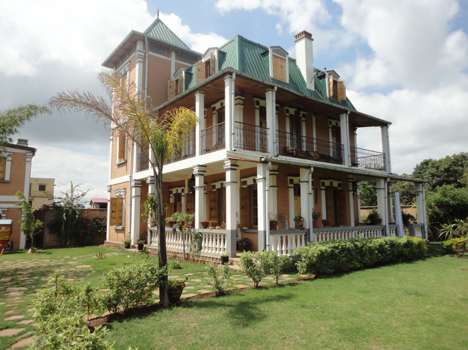 Exterior & Views