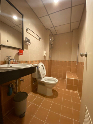 Bathroom 3, Honey House 2, Khlong Toey
