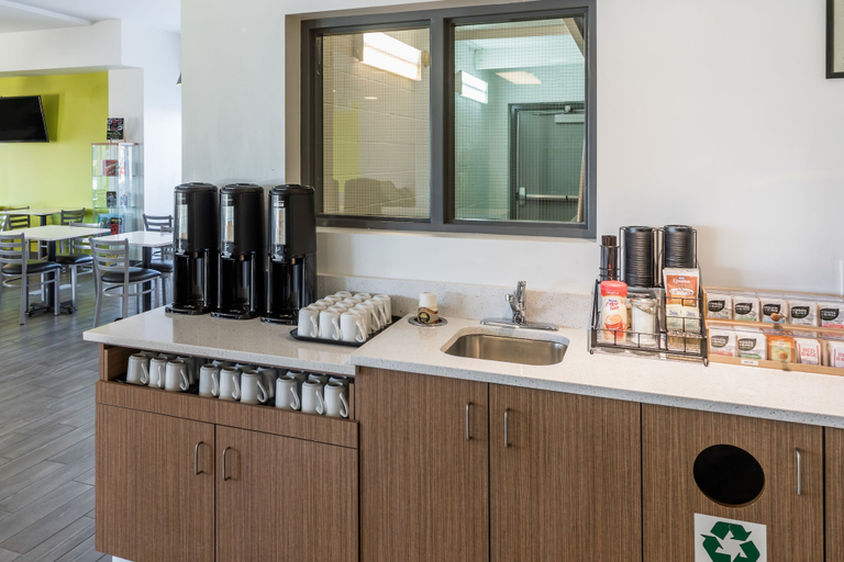 Food & Drinks 5, Super 8 by Wyndham Winnipeg West, Division No. 11