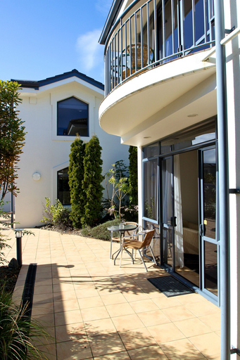 Exterior & Views 2, DeLorenzo's Studio Apartments, Nelson