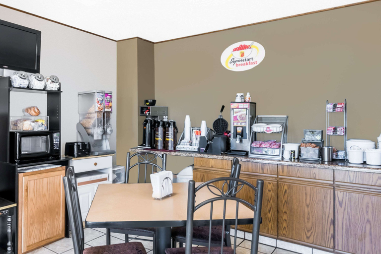 Food & Drinks 4, Super 8 by Wyndham Bowman, Bowman