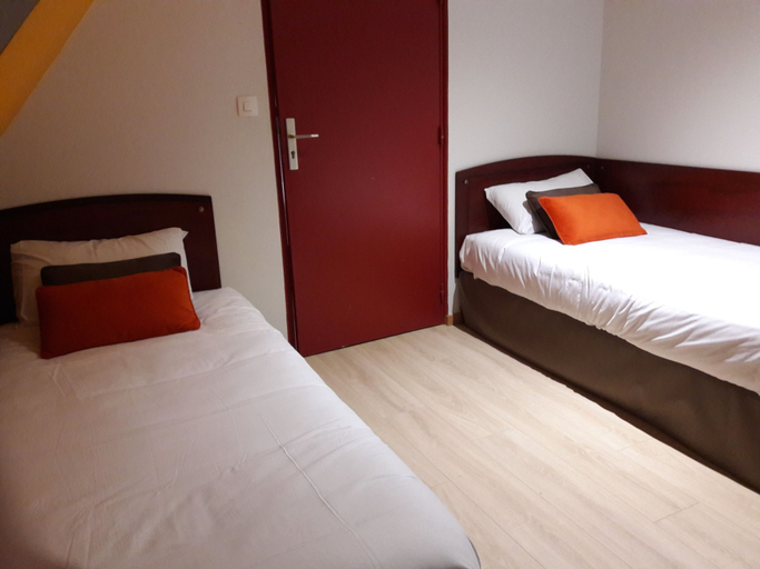 Bedroom 3, Hotel Crocus Caen Memorial, Calvados