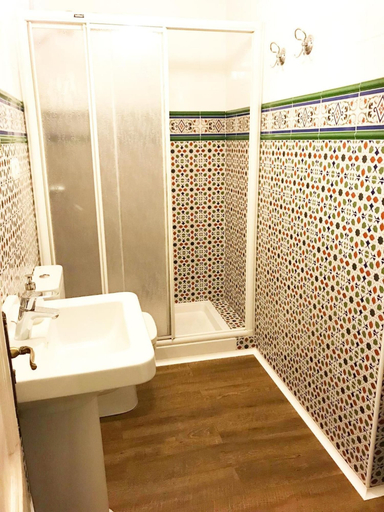 Bathroom 5, Pensión Amaiur, Guipúzcoa