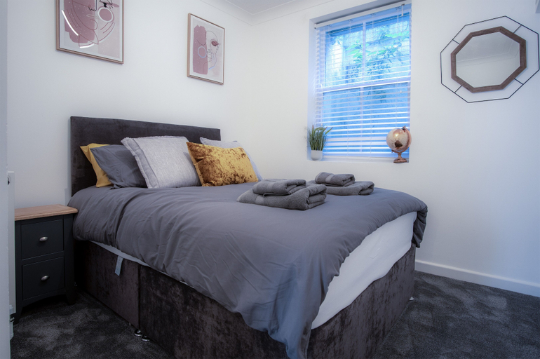 Bedroom 2, Ivy Cellar - 1 Bedroom Apartment - Tenby, Pembrokeshire