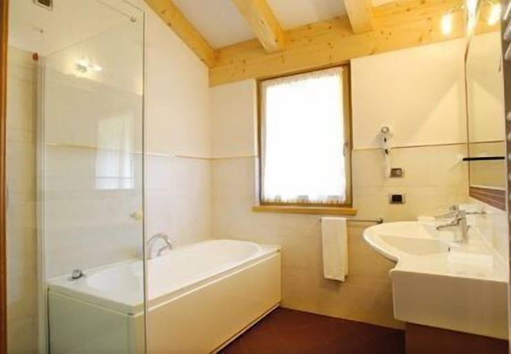 Bathroom 4, AlpHotel Taller, Trento