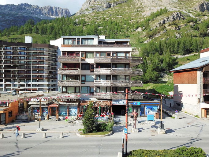 Exterior & Views