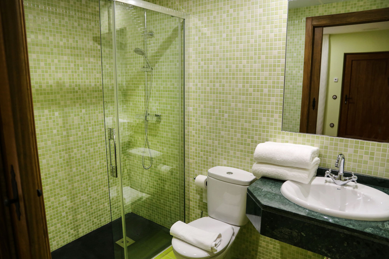 Bathroom 3, Saint James Way, León