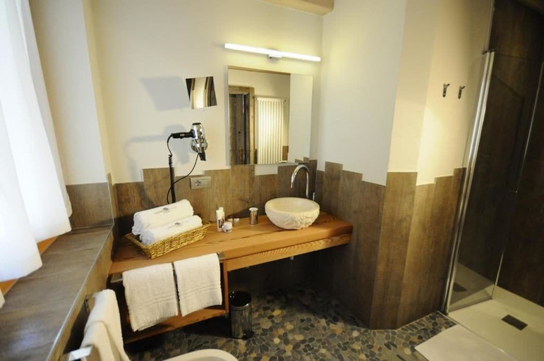 Bathroom 5, Horse House, Trento