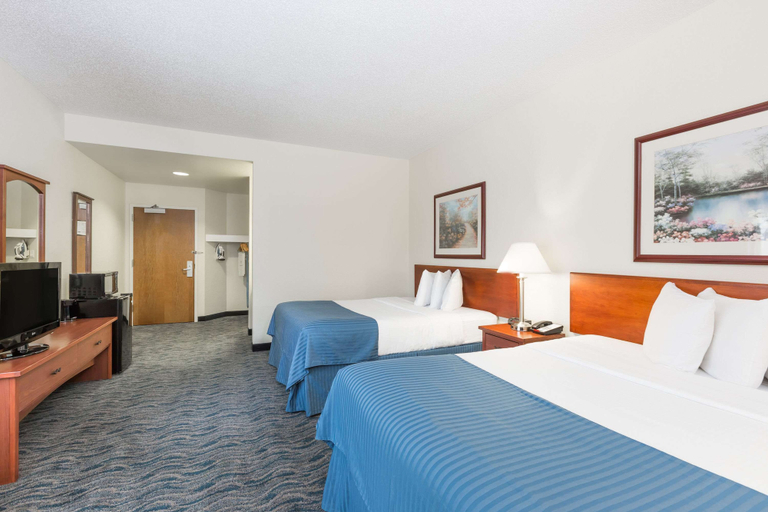 Bedroom 3, Baymont by Wyndham Des Moines Airport, Polk