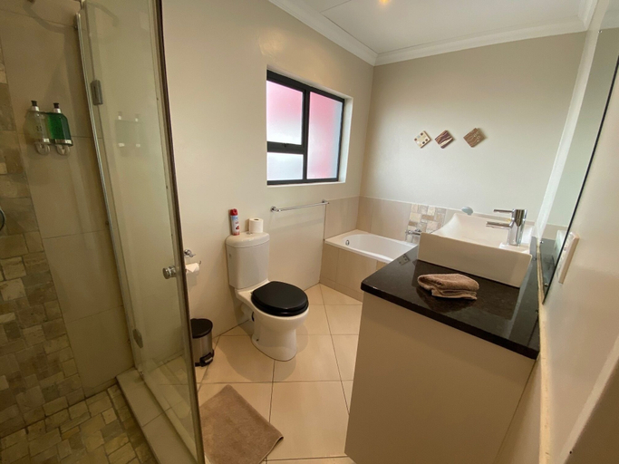 Bathroom 3, Haus Holzapfel, Central Karoo