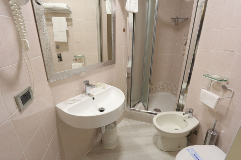 Bathroom 4, Hotel Piacenza, Milano