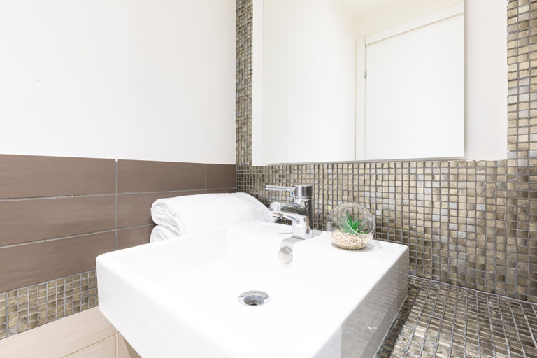 Bathroom 4, Cesar Vatican Rooms, Rome
