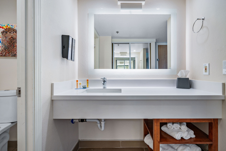 Bathroom 4, Hotel Avisa, San Luis Obispo