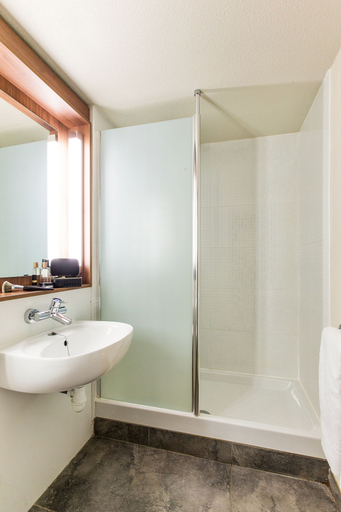 Bathroom 5, Hotel Campanile Conflans Sainte Honorine, Yvelines