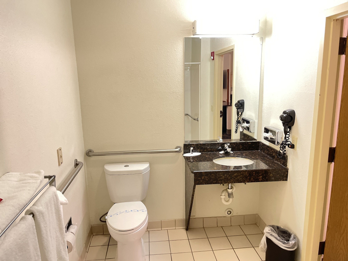 Bathroom 4, Super 8 by Wyndham Fort Worth Downtown South, Fort Worth