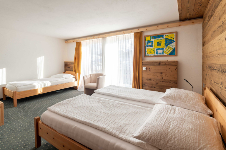 Bedroom 2, Hotel Grischuna, Albula