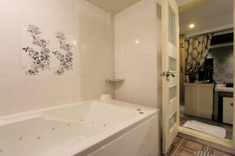 Bathroom 3, Hera Hotel, Buk