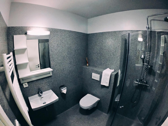 Bathroom, Hotel Tjarna Keflavik Airport, Reykjanesbær