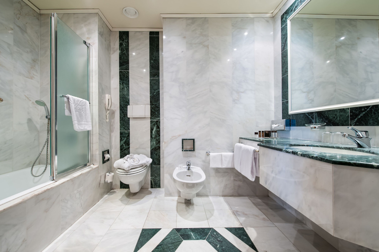Bathroom 5, Royal Garden Hotel, Milano