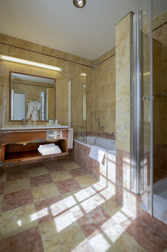 Bathroom 5, Grand Hotel & Spa Uriage, Isère