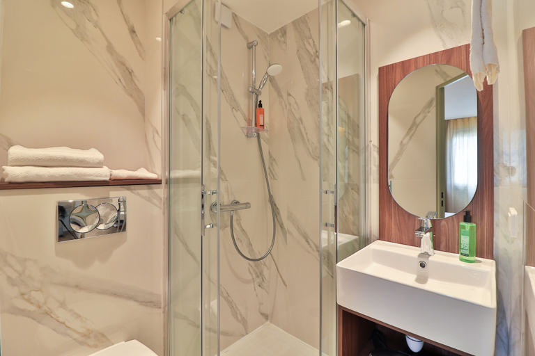 Bathroom 5, Hotel du Pin Nice Port, Alpes-Maritimes