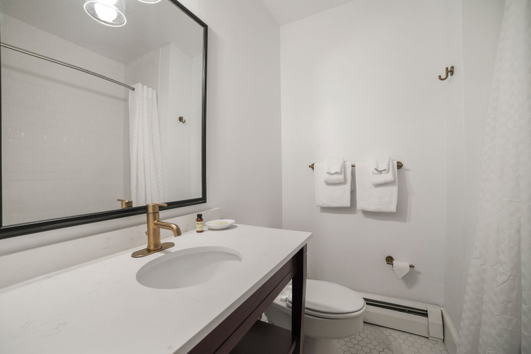 Bathroom 3, Seven Hills Inn, Berkshire