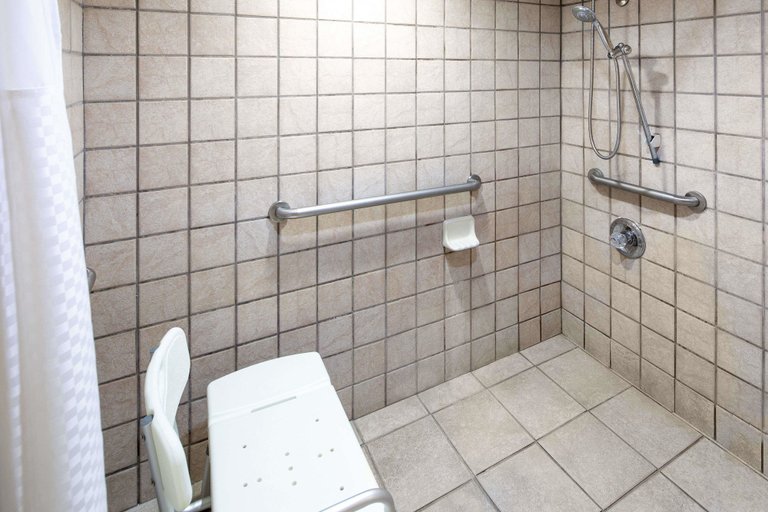 Bathroom 4, Days Inn by Wyndham Tupelo, Lee