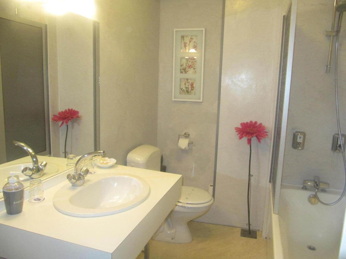 Bathroom 4, Hotel de la Banniere de France, Aisne
